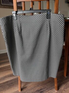 ELLE black/ white geometric print skirt in size XXL! Pull on,easy care!